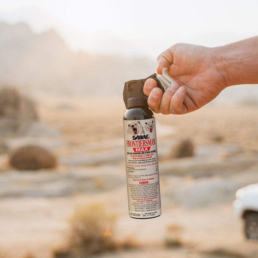Spray Urs + Husă SABRE Frontiersman MAX