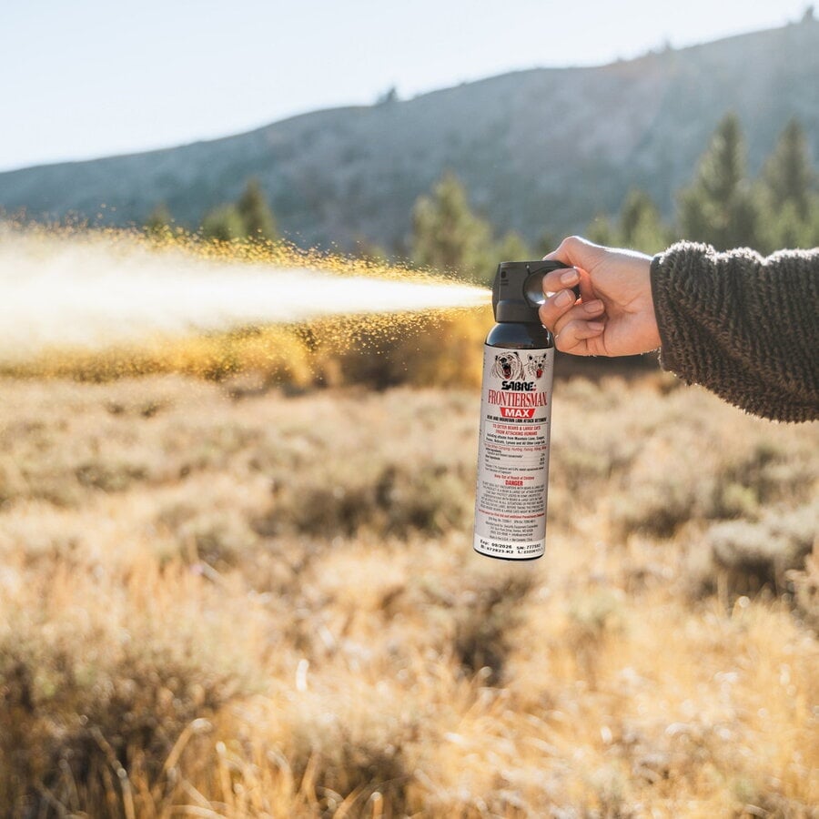 Spray Urs + Husă SABRE Frontiersman MAX