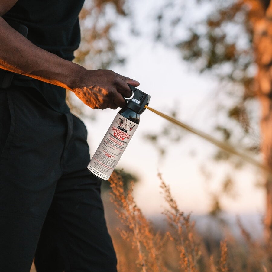 Spray Urs + Husă SABRE Frontiersman MAX